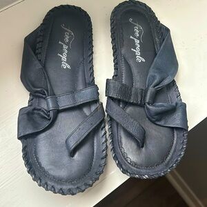 Free People dark blue sandals very comfortable size 39 or 8.5